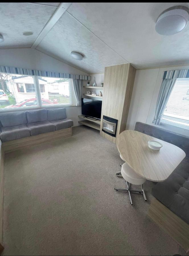 Lyon's Robin Hood Caravan Sbw * Rhyl